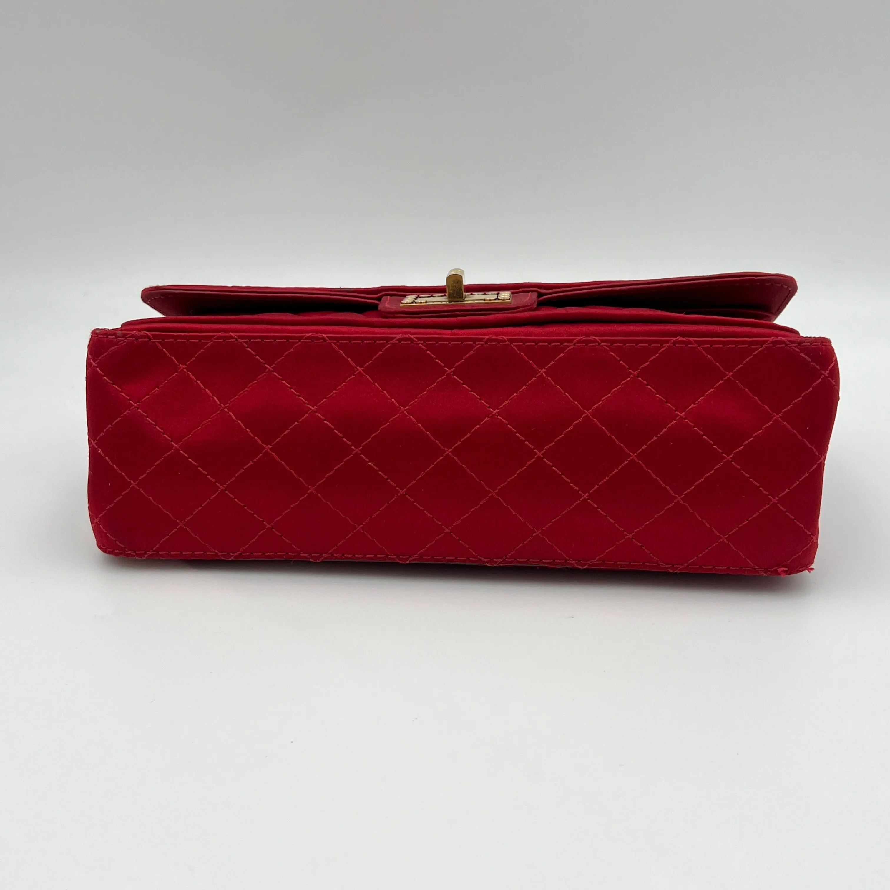 2.55 Reissue 225 Red Shoulder Bag in Satin, Gold hardware