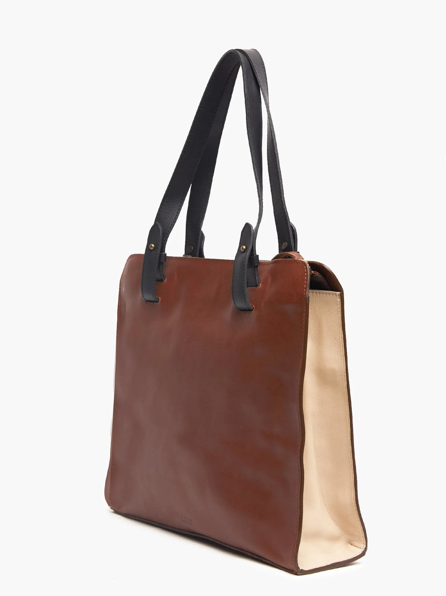 Axum Tote